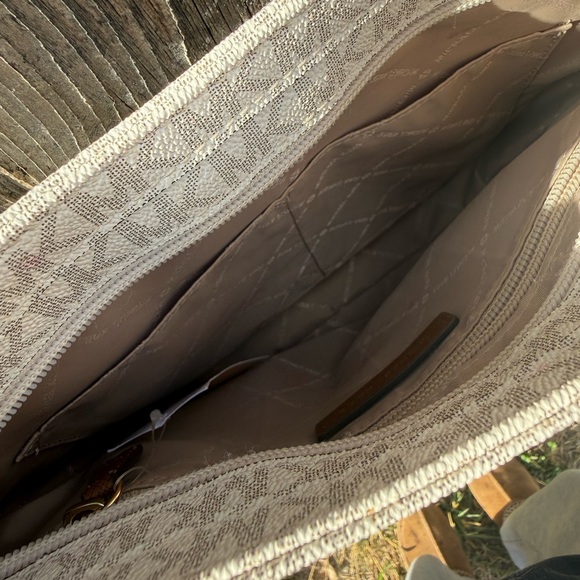 Michael Kors Jet Set Travel Large Messenger Crossbody Bag  (Vanilla/Brown) NWT - Picture 5 of 6